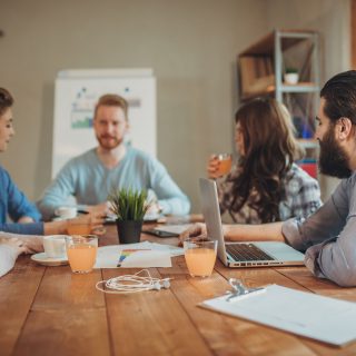 Prendre la parole en public avec les techniques théâtrales